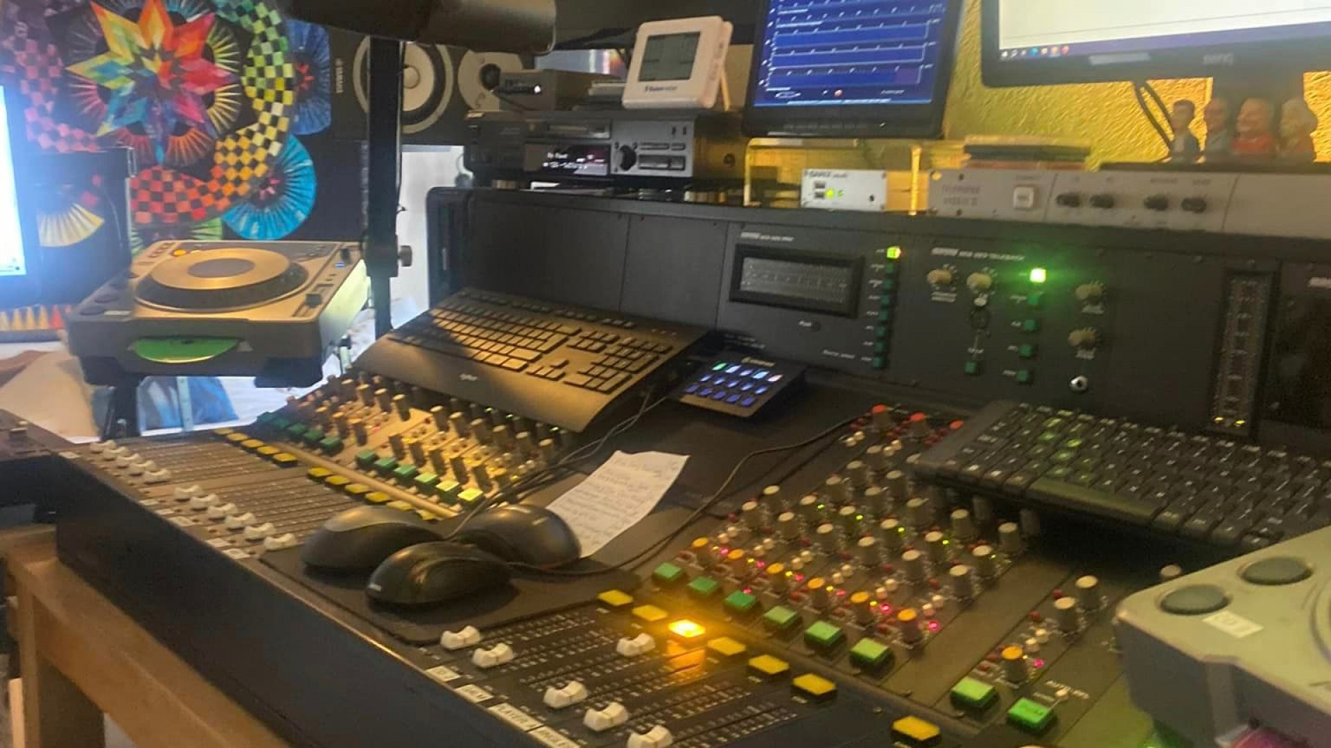 Foto: Albert Vierhuis al 40 jaar bij de radio