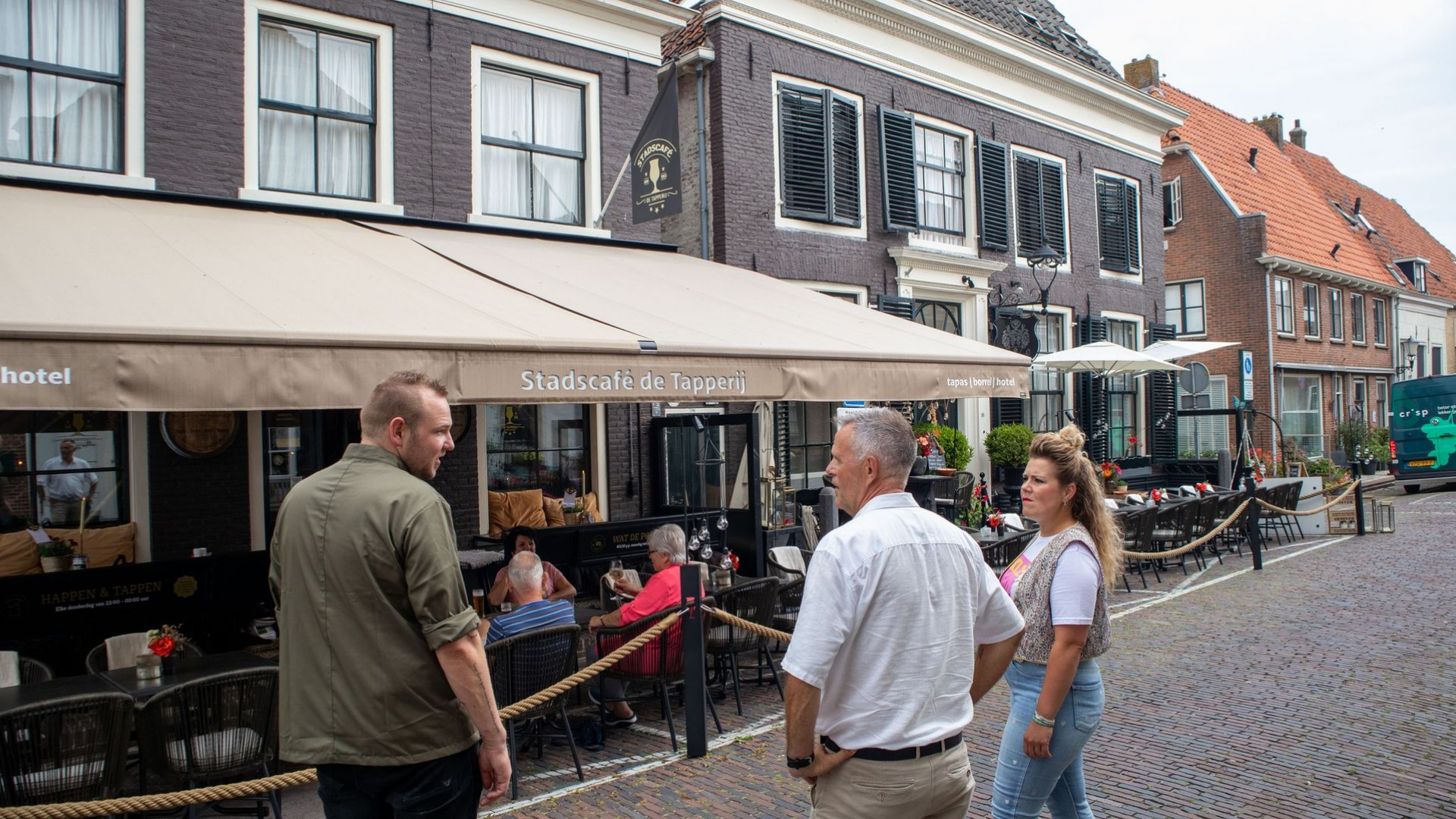 Foto: Wethouder Bertus Jeensma bekijkt met eigen ogen het eindresultaat