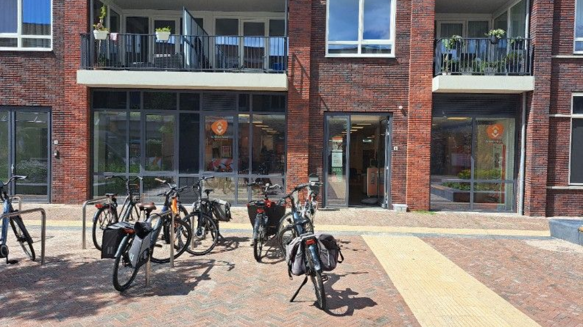 Foto: Biebkraam bij opening centrumplein ‘t Harde