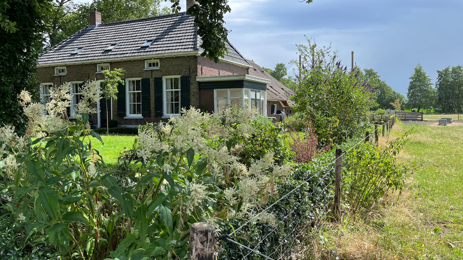 Foto: Erik en Jennie Schuiling uit Oosterwolde zijn ambassadeurs voor biodiversiteit en doen mee aan Nationale Tuin en Klimaat Route