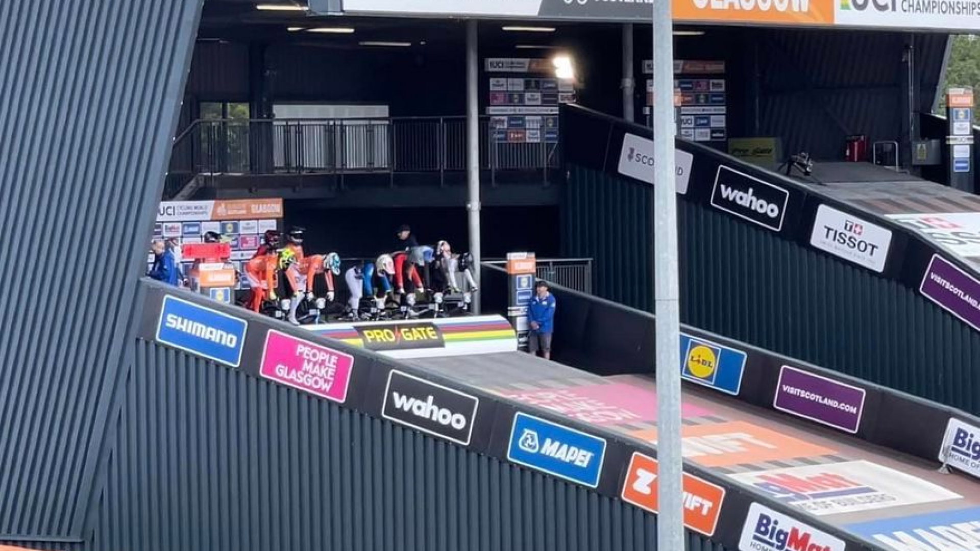 Foto: BMX-ers in de halve finale op WK in Glasgow