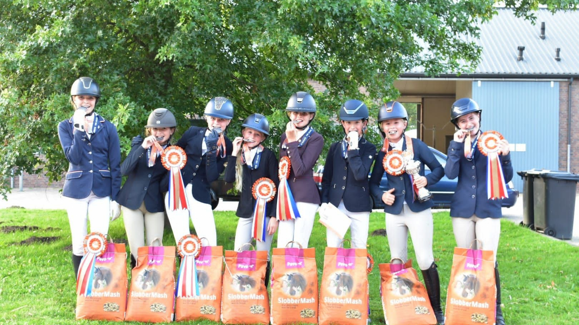 Foto: Zilveren medaille op NK voor verenigingsteam Heuvelruiters pony’s