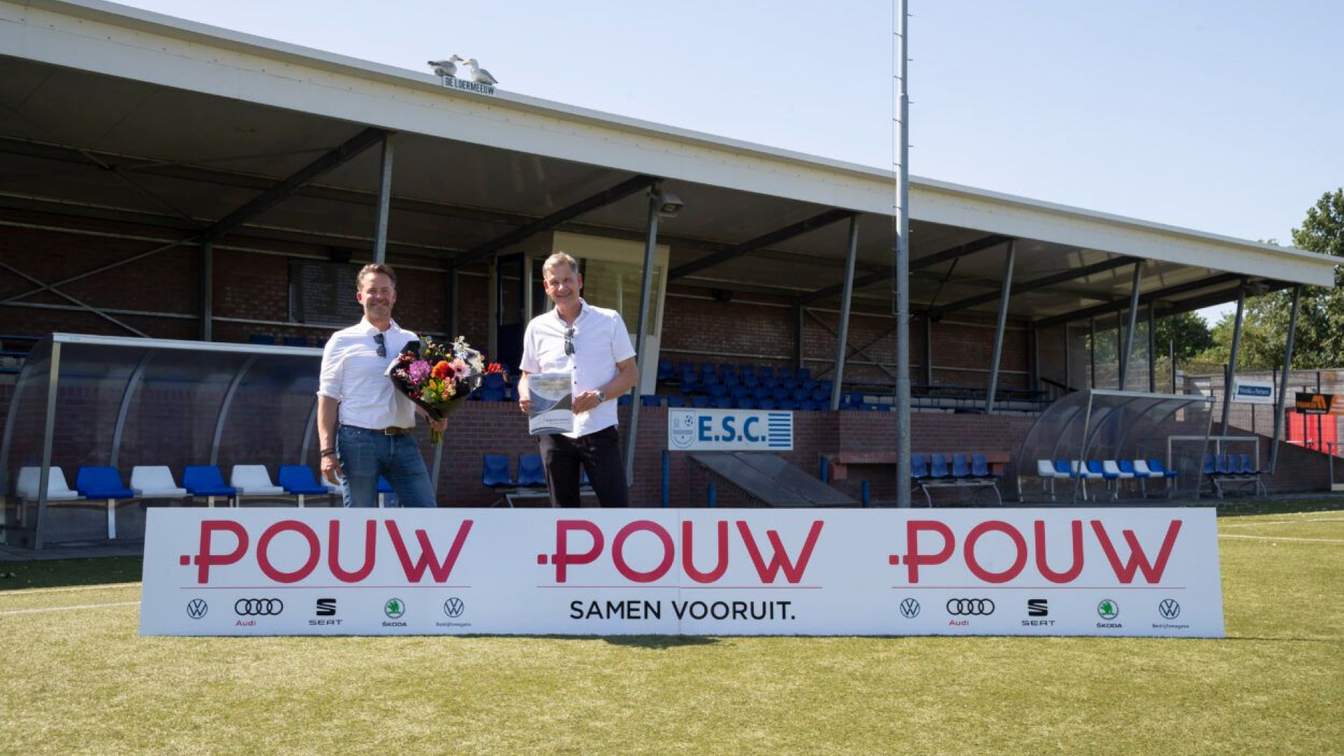 Foto: Autodealer Pouw nieuwe bordsponsor Elburger Sportclub
