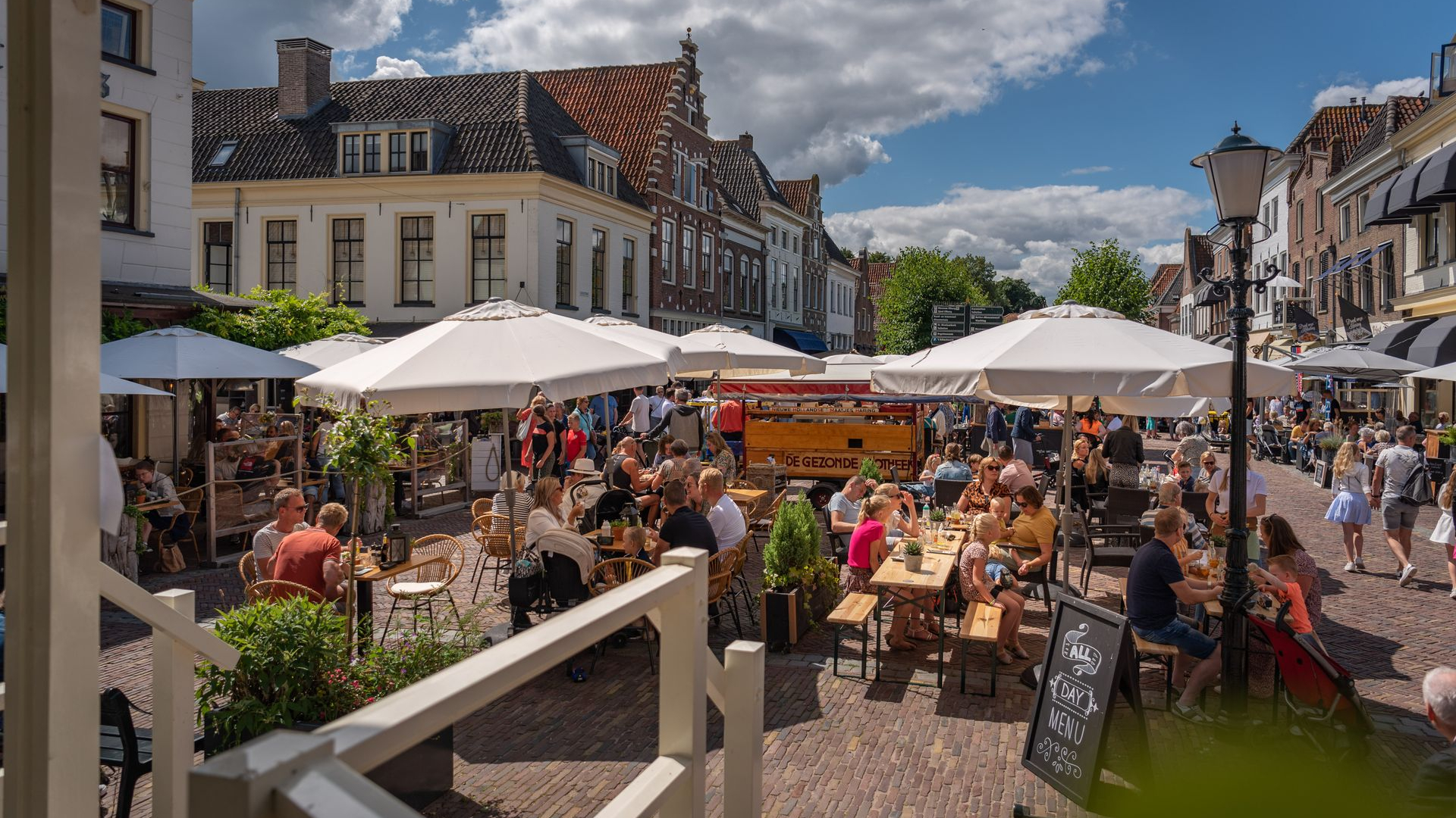 Foto: Gezelligheid en muziek op de vierde Vestingdag in Elburg