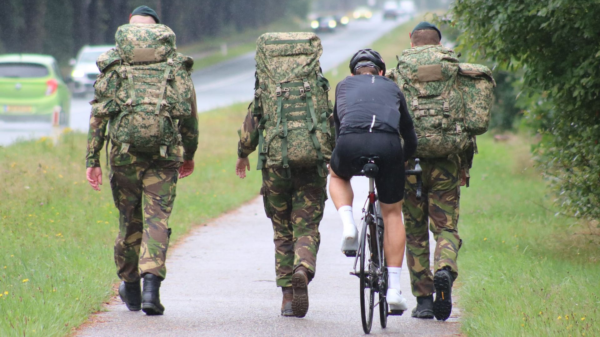 Foto: Militairen uit ’t Harde komen in actie voor de Veluwse Wens Ambulance