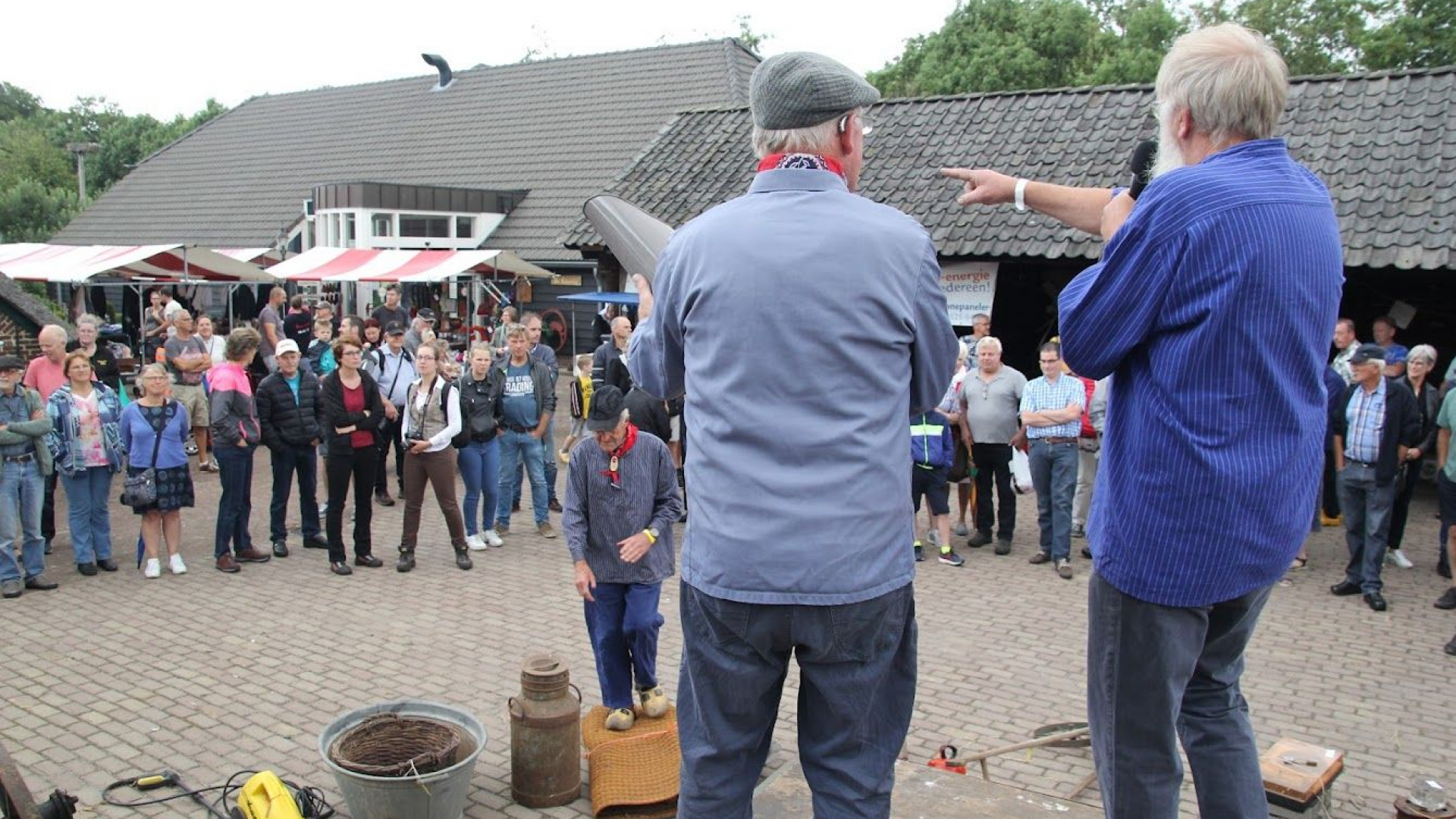 Foto: Ouderwetse erfhuisveiling met antieke spullen, maar ook boerensieraden