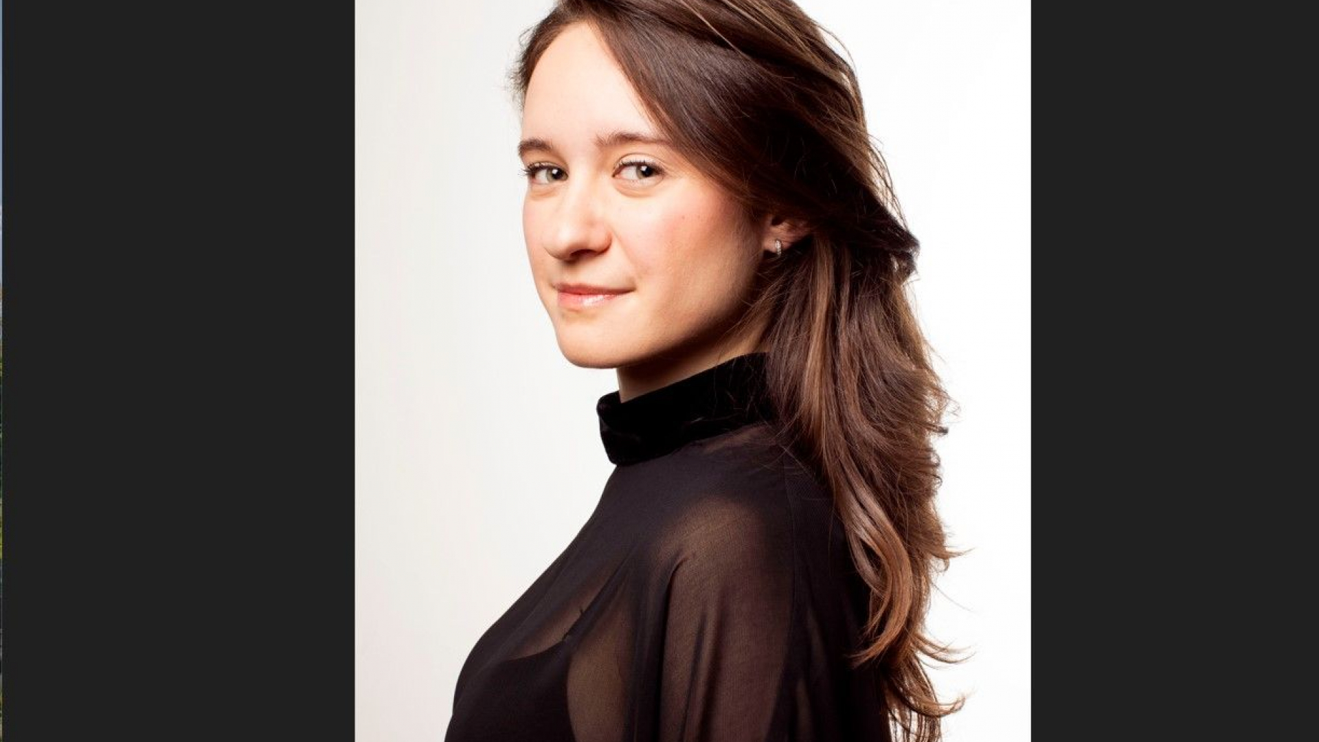 Foto: Young artist in residence Kalina Vladovska treedt op in Veluvine