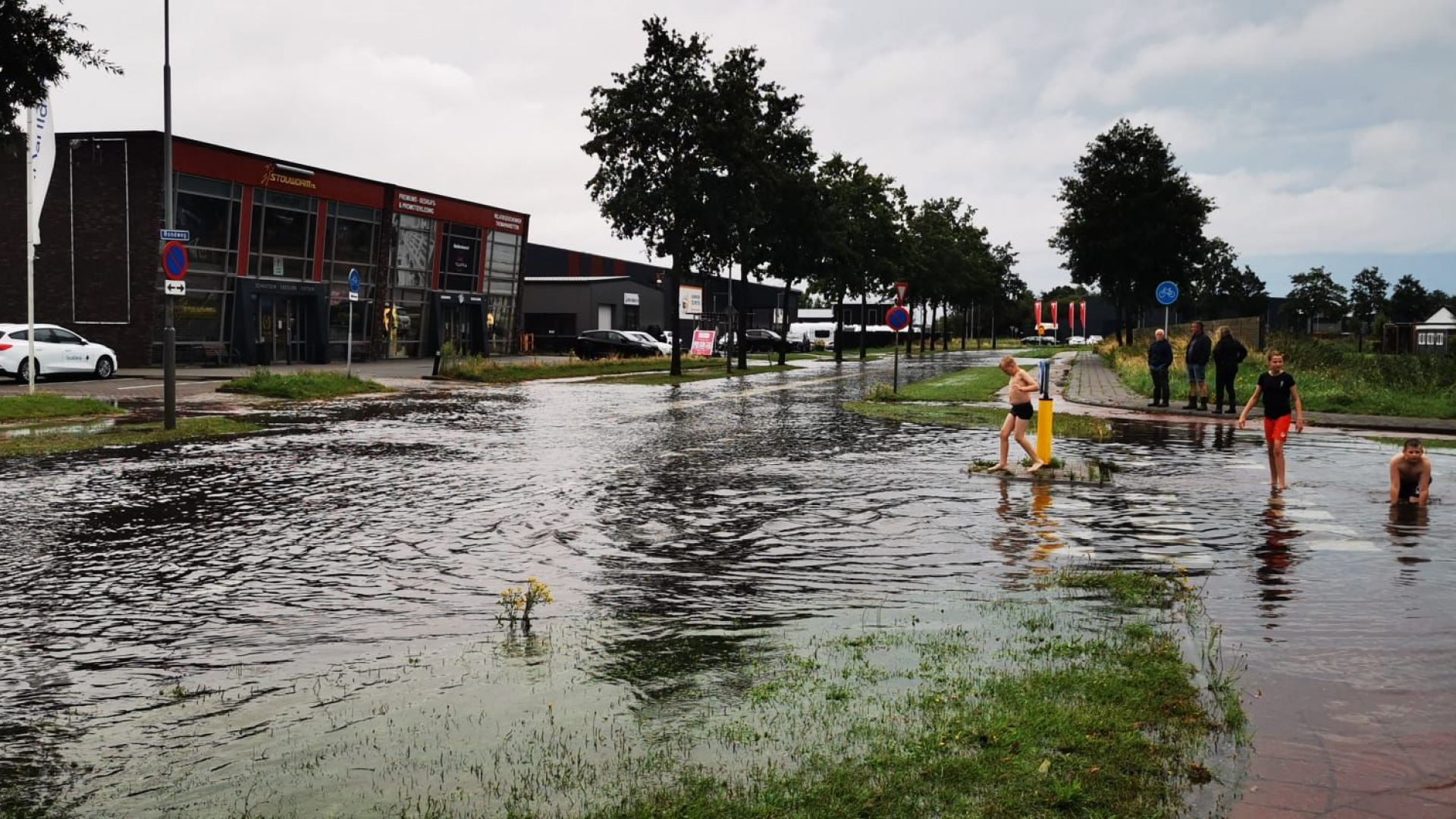 Foto: Wateroverlast na plensbui in Wezep