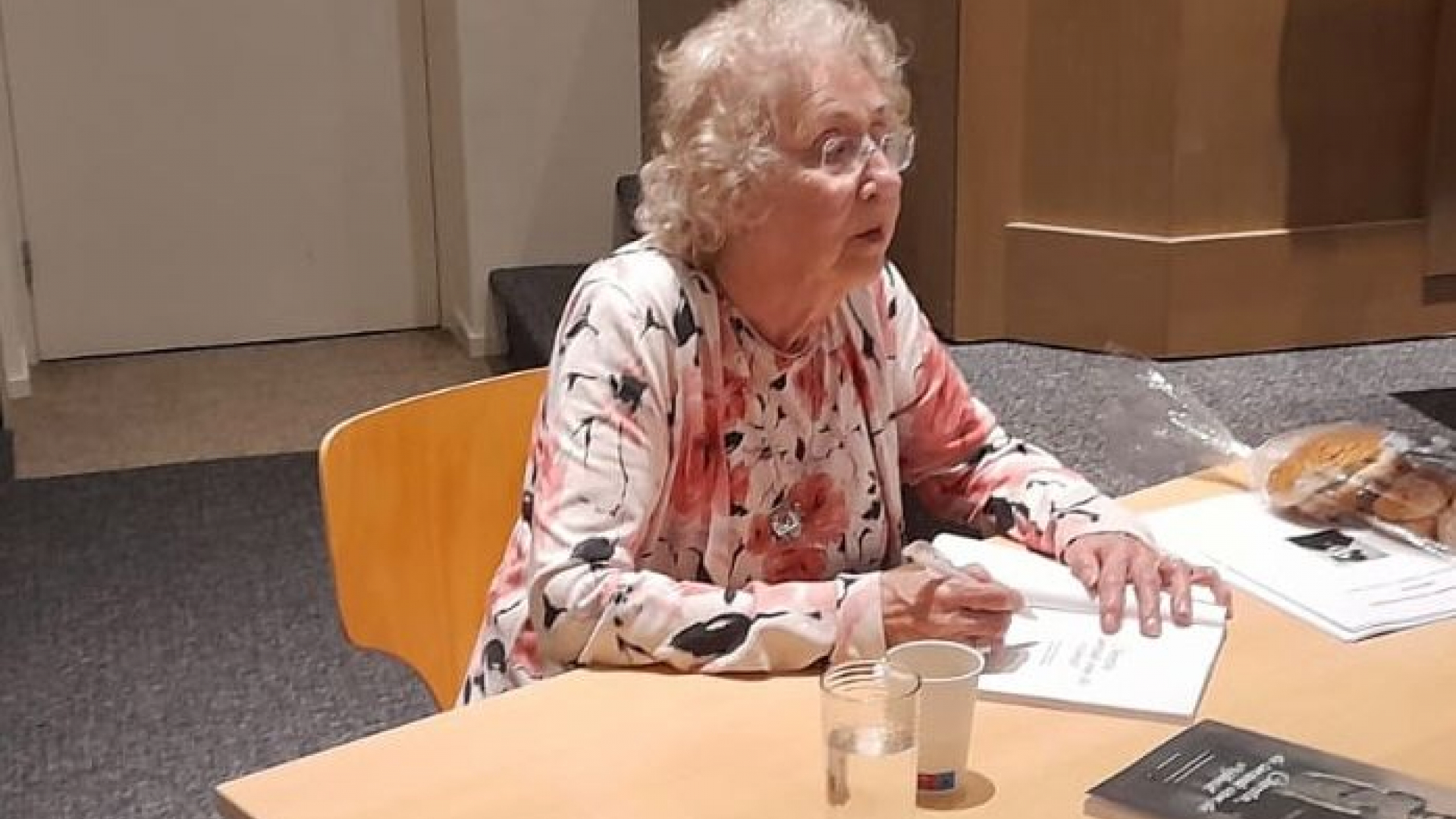 Foto: Volle kerk bij de lezing van het ‘onderduikmeisje’ Maud Dahme-Peper