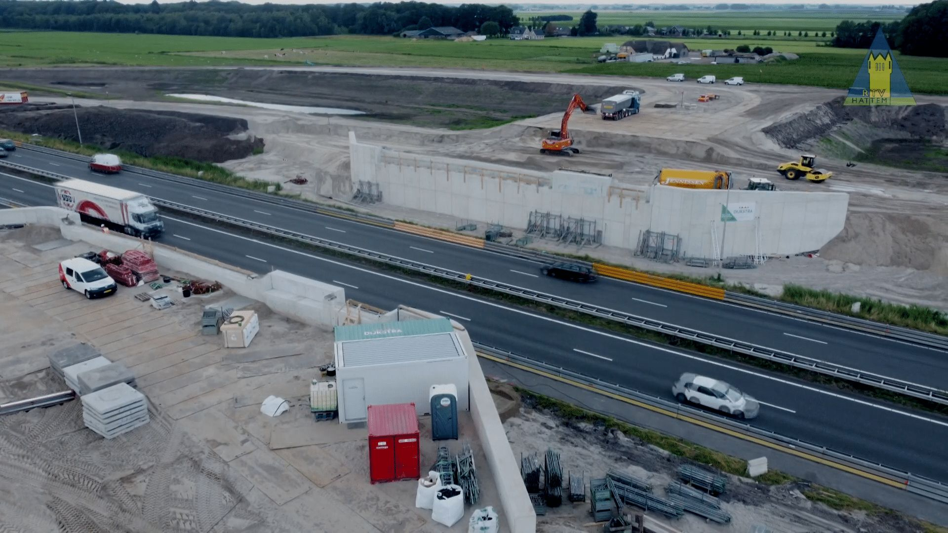 Foto: Update afrit A28: Nieuwe viaduct geplaatst en oude gesloopt