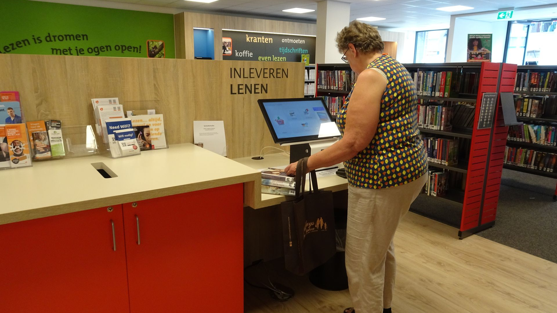 Foto: Drukke eerste week nieuwe bieb ’t Harde