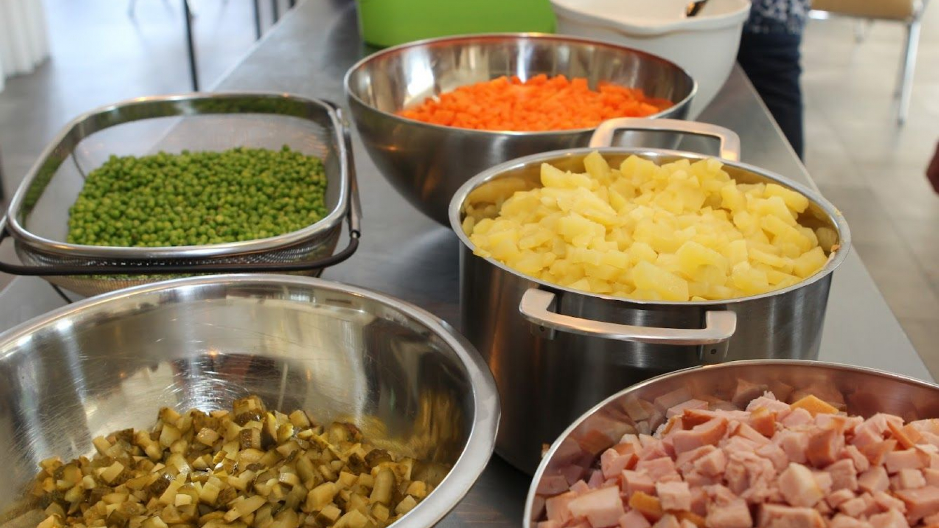 Foto: Buren ontmoeten buren en eten samen