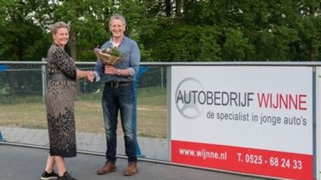 Foto: Autobedrijf Wijnne nieuwe bordsponsor Skeelerclub Oldebroek