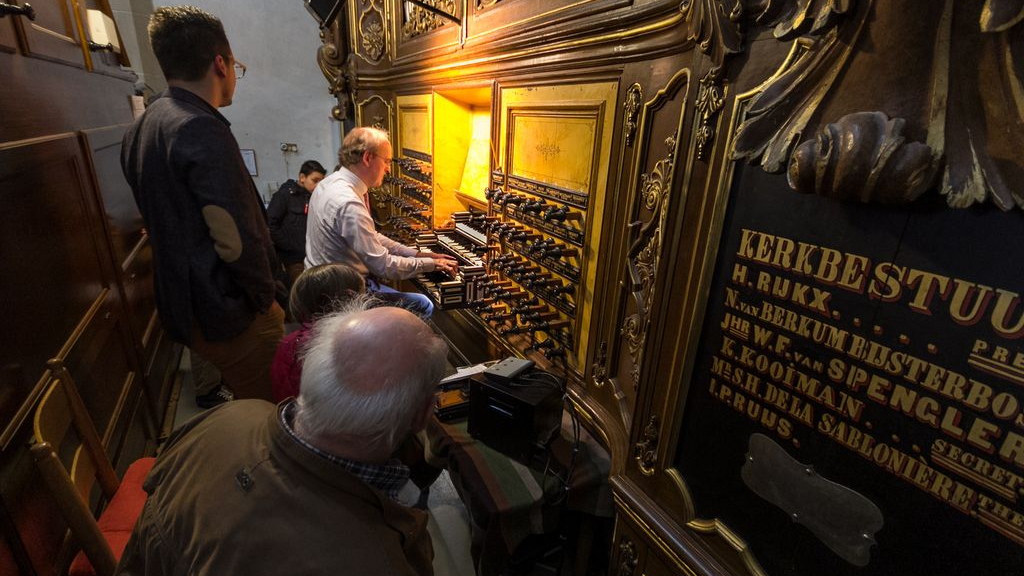 Foto: Organist Harm Hoeve verzorgt Jan Zwart herdenking