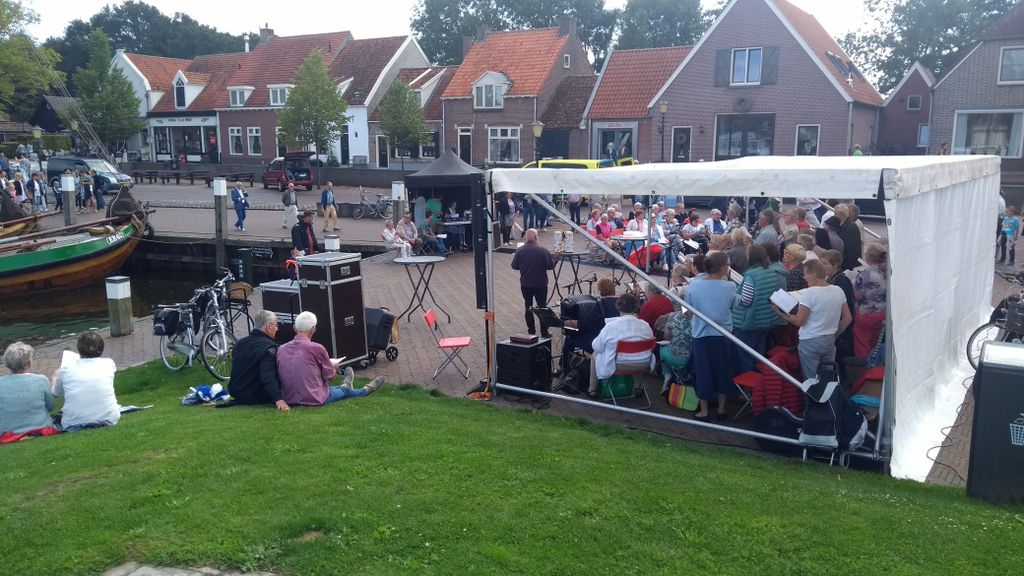 Foto: Zingen aan de havenkade in Elburg