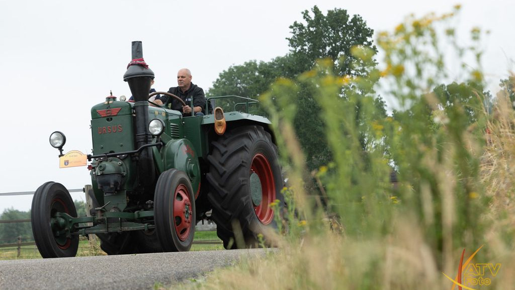 Foto: 55 Oldtimer trekkers doen mee aan de oldtimerrit