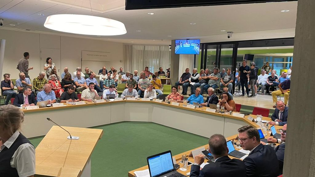 Foto: Veel verontruste burgers tijdens extra raadsvergadering over mogelijke komst AZC