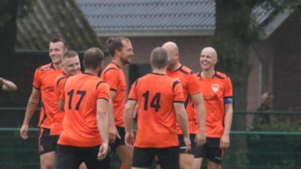 Foto: DSV-ers Lennart Juffer en Martijn Smals zwaaien af met een overwinning