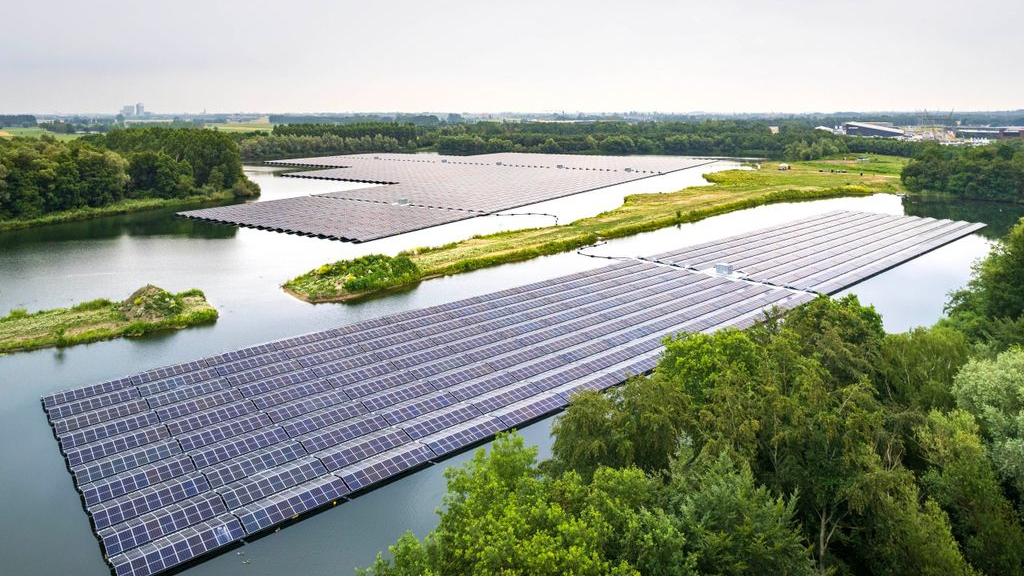 Foto: Drijvend zonnepark Hattemerbroek geopend