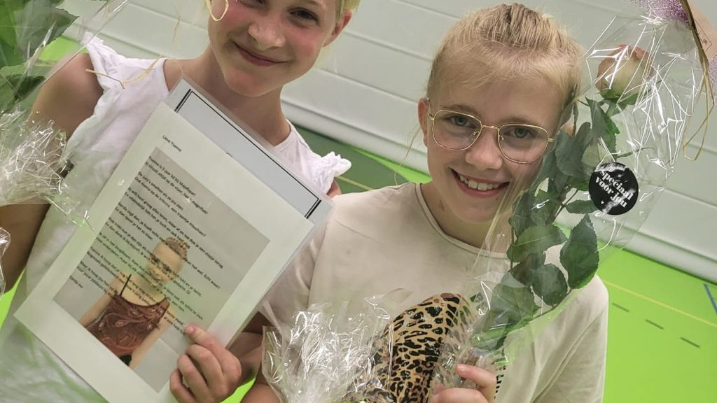 Foto: Ysanne Westera en Lieke Fijn gehuldigd voor 5 jaar lidmaatschap Majofique