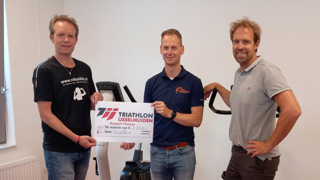 Foto: Stichting Nikai 4 Life ontvangt cheque a € 2.250 van Triahtlon IJsselmuiden