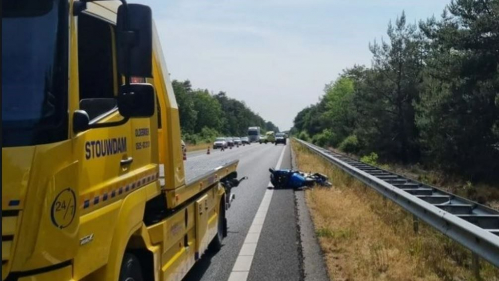 Foto: Flinke langdurige file vanwege eenzijdig ongeval op A28