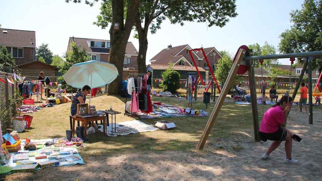 Foto: Kleedjesmarkt brengt  €825,-  op voor speeltuin Op de Wip