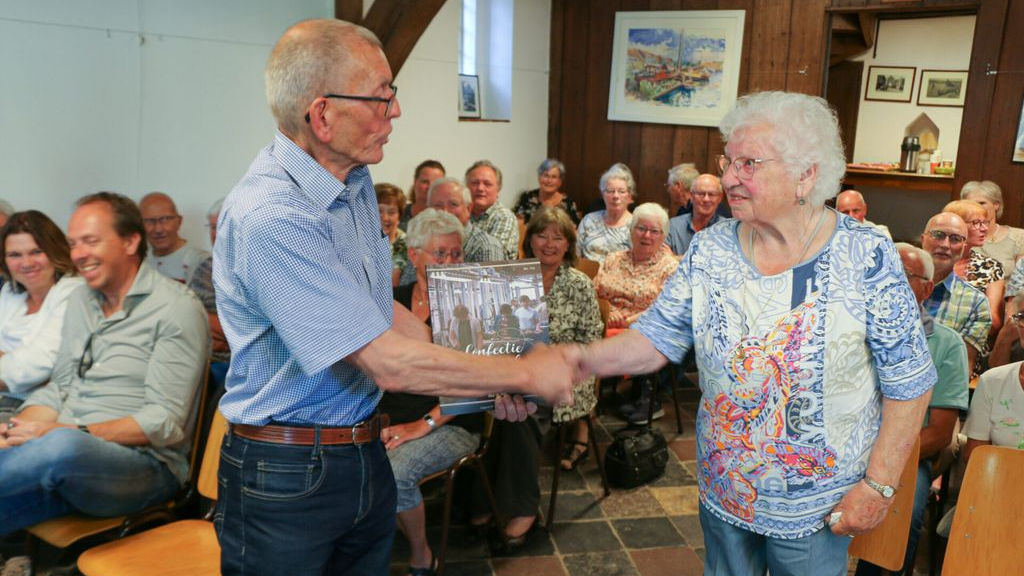 Foto: Mina Boer Binnenkamp krijgt eerst exemplaar 'Confectie Centrale'