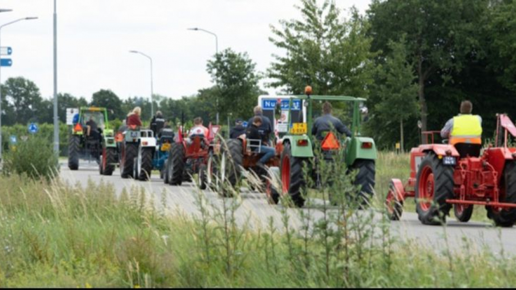 Foto: Jaarlijkse oldtimerrit van Oranjevereniging Doornspijk op 1 juli