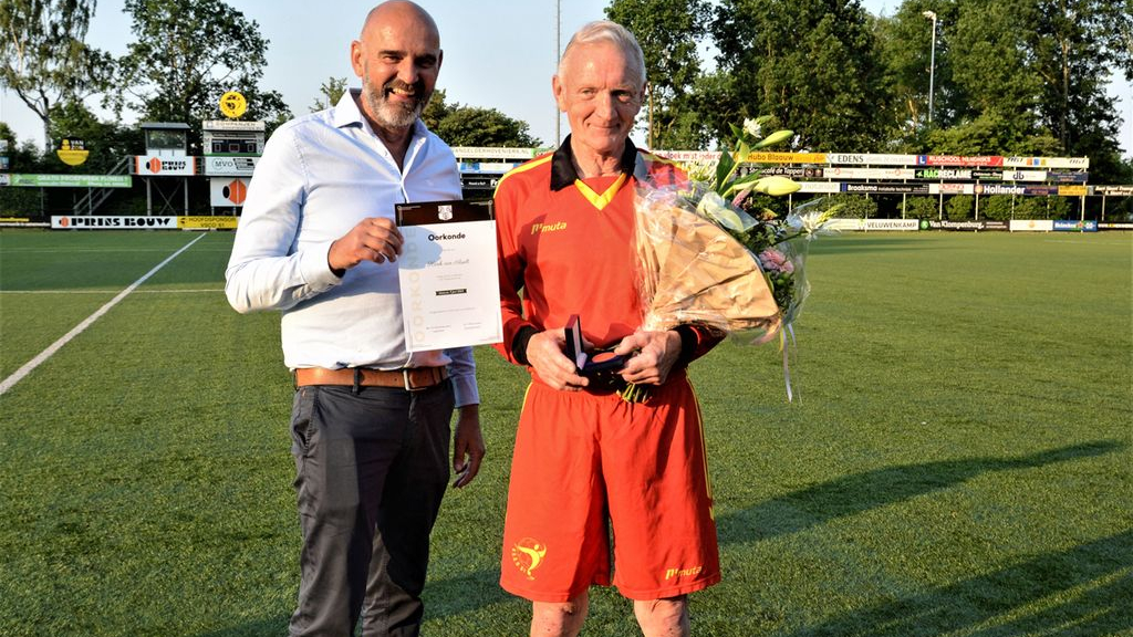 Foto: VSCO clubman Henk van Asselt ontvangt Erepenning gemeente Oldebroek