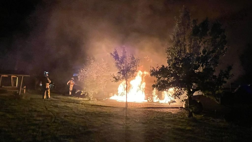 Foto: Autobrand slaat over op naastgelegen woning