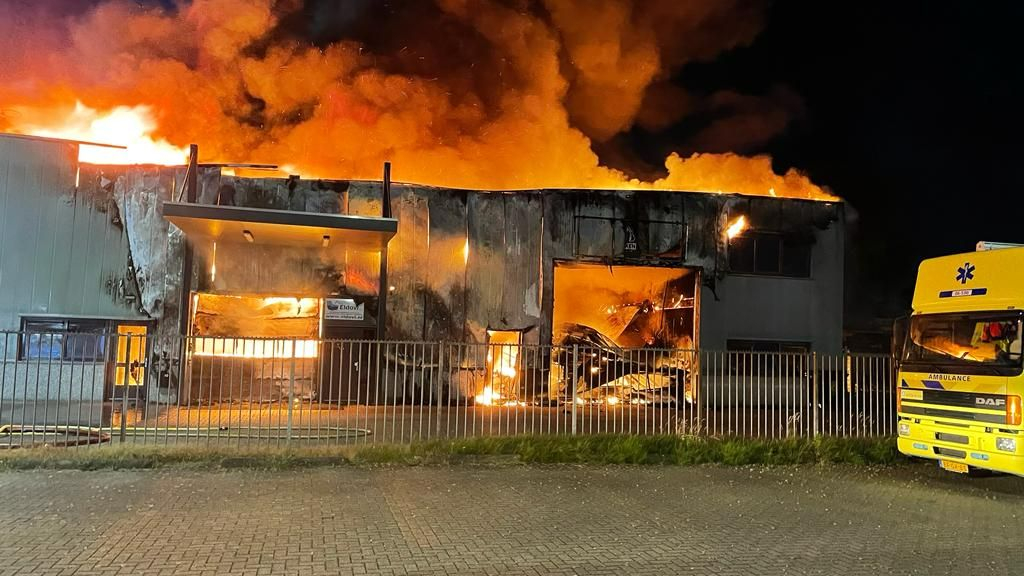 Foto: Zeer grote brand in bedrijfsverzamelgebouw in Elburg