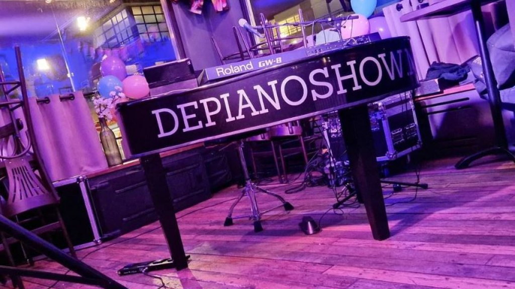 Foto: De pianoshow speelt op Contour Fysiotherapie Familiedag