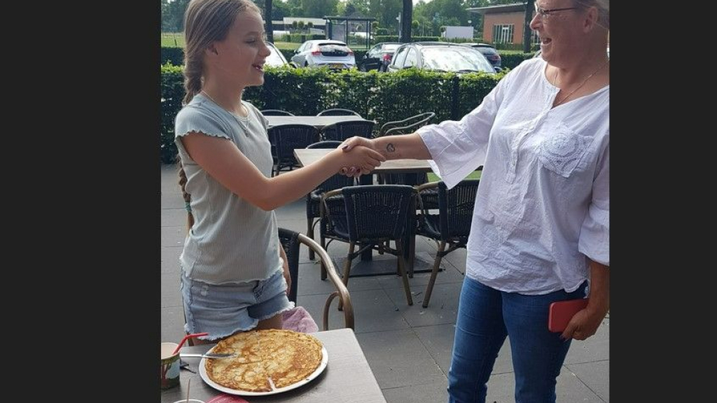 Foto: Winnares kleurplaatwedstrijd Oranjecomité Jinthe eet samen met haar klasgenoten bij De Boskabouter