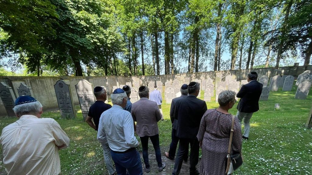 Foto: Colleges van B en W van Elburg en Oldebroek bezoeken Sjoel Elburg