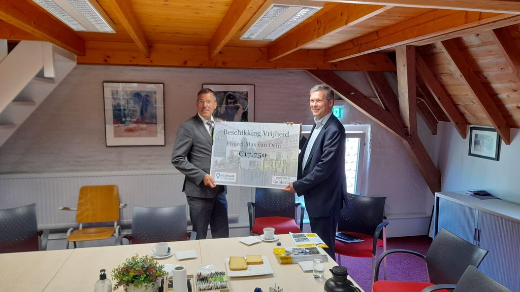 Foto: Gedeputeerde Peter van ’t Hoog maakt Museum Sjoel Elburg blij met cheque
