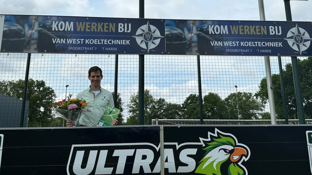 Foto: Van West Koeltechniek nieuwe bordsponsor bij S.V. ’t Harde