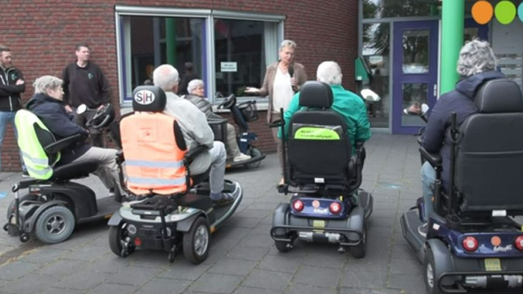 Foto: Theorie opfrissen, praktijklessen, reparaties en tips tijdens de scootmobieldag in Wezep en Oldebroek