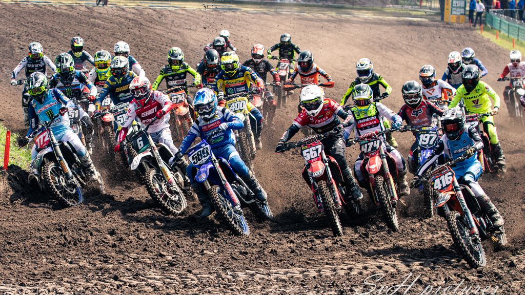 Foto: Duizenden toeschouwers genieten van finale Dutch Master of Motorcross op De Bargen