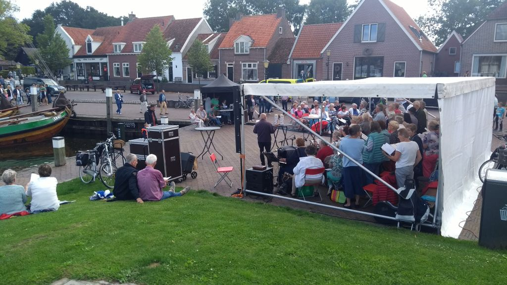 Foto: Openlucht samenzang aan de havenkade
