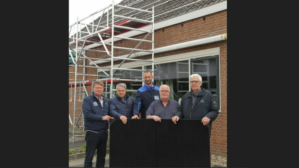 Foto: Zonnepanelen op het dak van de Bouwakker