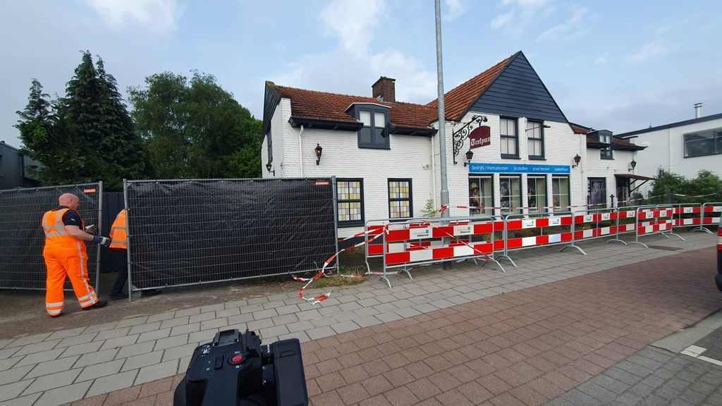 Foto: Burgemeester sluit pand in Wezep per direct
