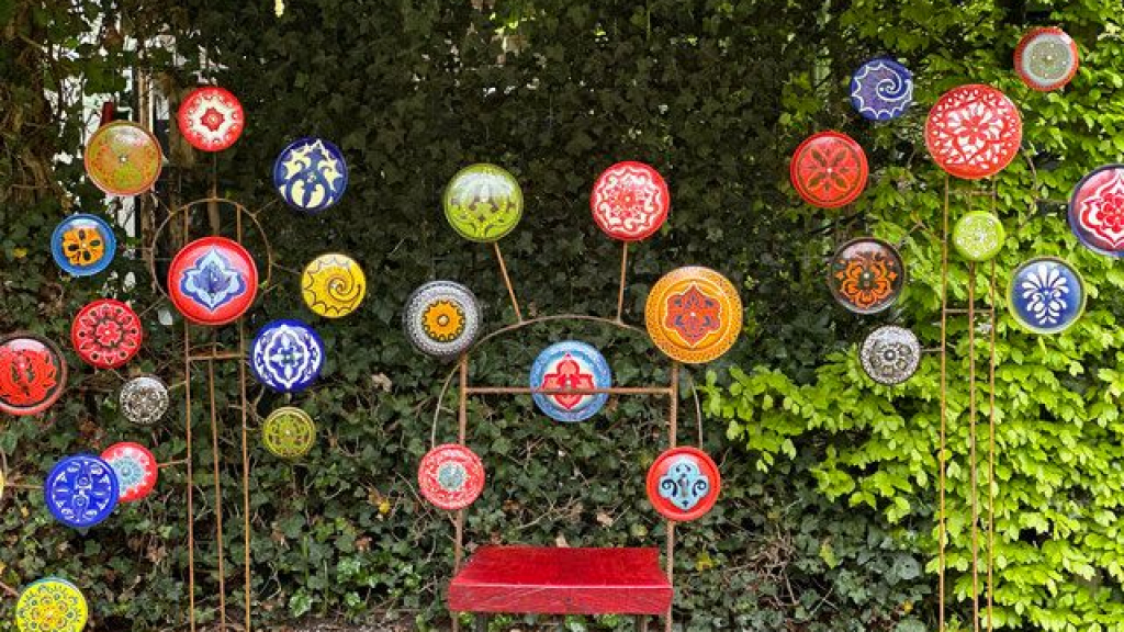 Foto: Leden van de Vereniging van Nederlandse Emailleurs exposeren in de Kloostertuin