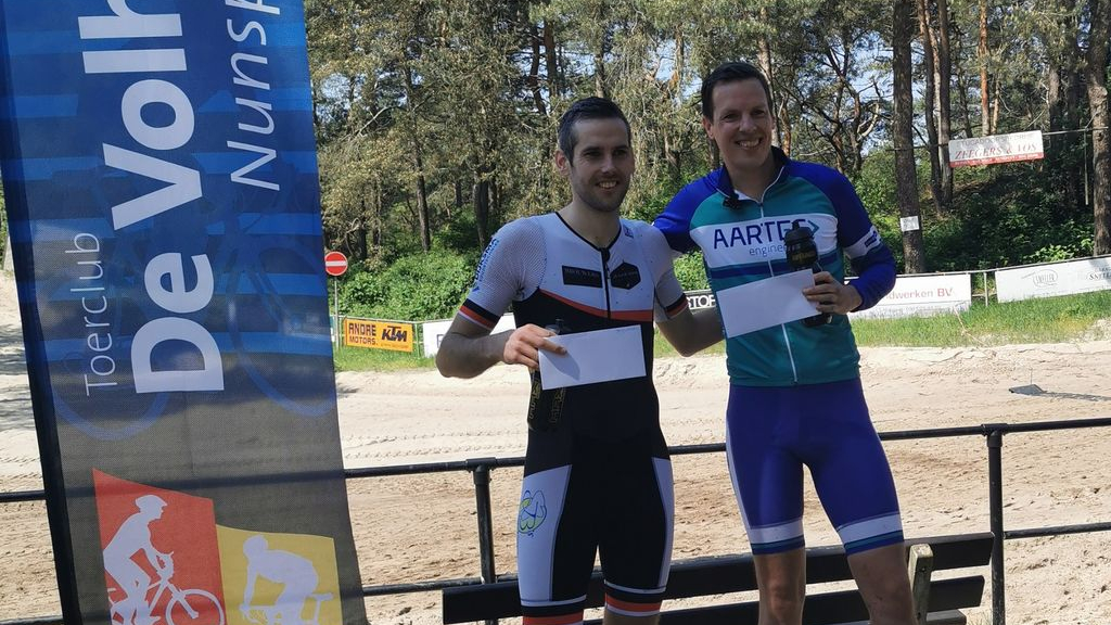 Foto: Arnold van de Streek wint de Maxi Promo Veluwse Run Bike Run competitie