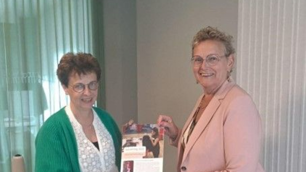 Foto: Jaarverslag bibliotheek voor wethouder Vos