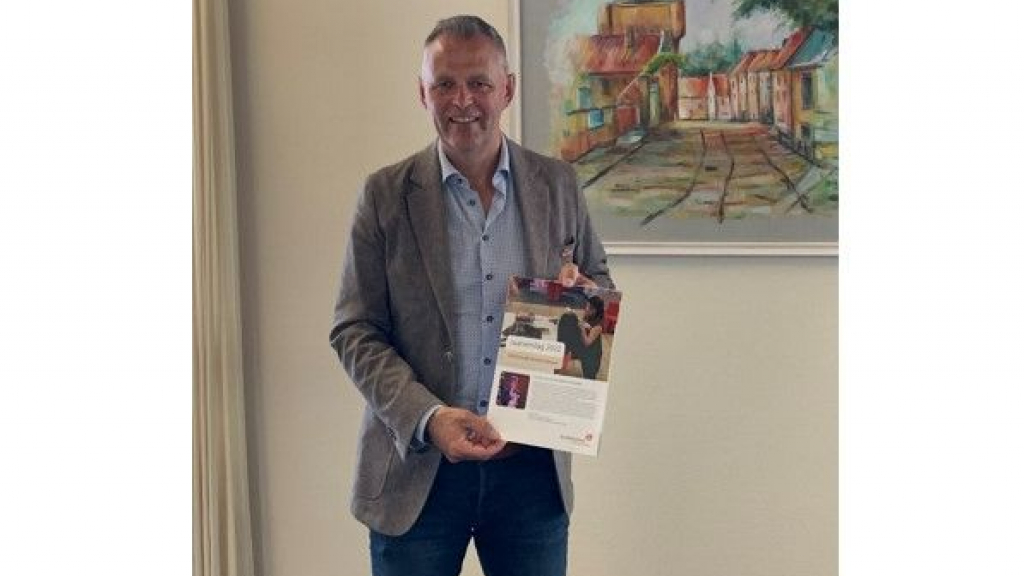 Foto: Jaarverslag bibliotheek voor wethouder Jeensma