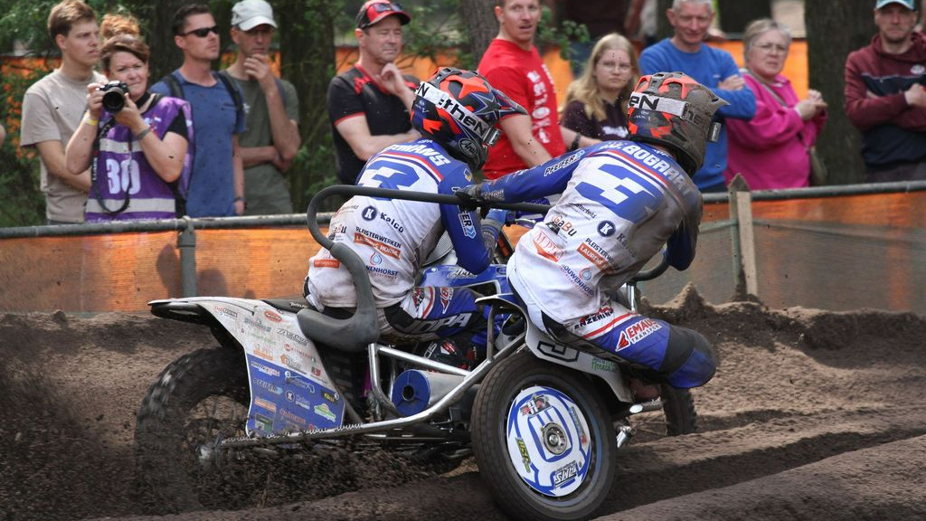 Foto: Massaal opgekomen publiek ziet Hermans/Van den Bogaart GP van Nederland winnen in Heerde