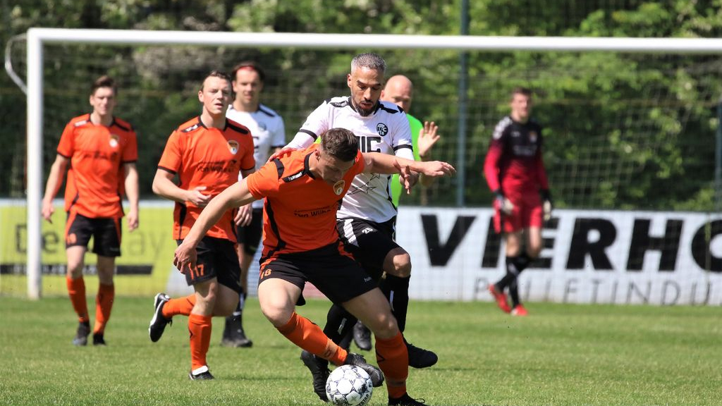 Foto: DSV vergeet tien minuten te voetballen: 4 – 0 in Ermelo