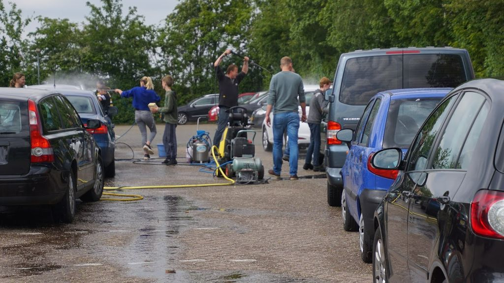 Foto: Autowasdag bij de Maranathakerk 't Loo
