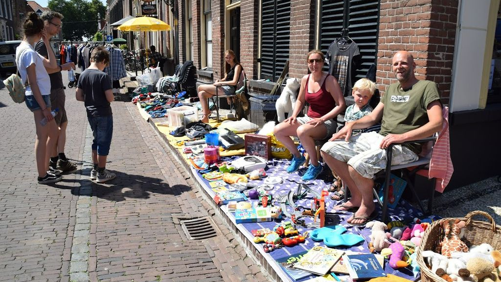 Foto: Kleedjesmarkt tijdens Pinkstermarkt in Elburg